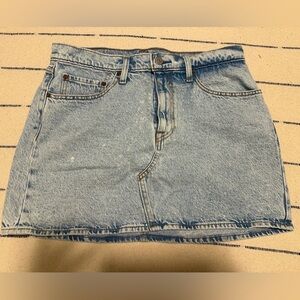 Levi’s Straus Women’s Light Wash Denim Jean Skirt Size 30